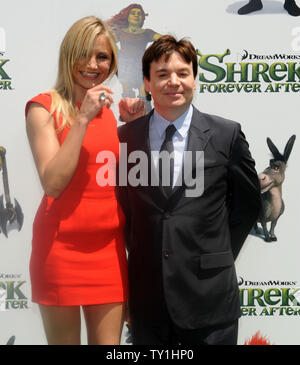 L'attrice Cameron Diaz, la voce della principessa Fiona e attore Mike Myers, la voce di Shrek nel movimento animato commedia immagine 'Shrek Forever After', partecipare alla premiere del film a Los Angeles il 16 maggio 2010. UPI/Jim Ruymen Foto Stock