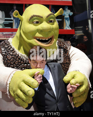 'Shrek' è unita da attore Mike Myers come il personaggio riceve una stella sulla Hollywood Walk of Fame a Los Angeles il 20 maggio 2010. Myers fornisce la voce di Shrek in film animato in franchising. UPI/Jim Ruymen Foto Stock