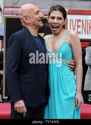 Attore britannico Ben Kingsley (L) è affiancato dalla moglie, attrice brasiliana Daniela Lavanda durante una cerimonia di inaugurazione in onore di lui con la 2,410th della stella sulla Hollywood Walk of Fame a Los Angeles il 27 maggio 2010. UPI/Jim Ruymen Foto Stock