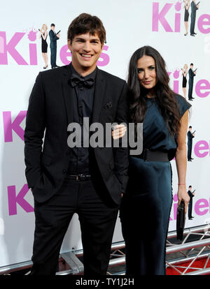 Attore Ashton Kutcher, un membro del cast in motion picture comedy thriller 'Killer', e sua moglie, attrice Demi Moore frequentare la premiere del film al Arclight Glossari Affini Cupola della sezione di Hollywood di Los Angeles il 1 giugno 2010. UPI/Jim Ruymen Foto Stock