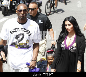 Kobe Bryant e sua moglie, Vanessa, a piedi per il bus come i Los Angeles Lakers celebrano il loro campionato NBA con una parata a Los Angeles il 21 giugno 2010. I Lakers Celtics sconfitti per vincere il campionato . UPI foto/Lori Shepler Foto Stock