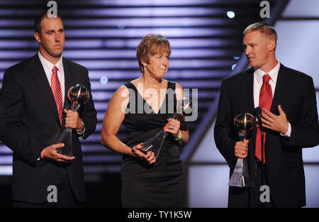 Jan Thomas (C), la moglie del compianto De Tommaso e i loro due figli Todd (L) e Aaron, accettare l'Arthur Ashe Courage Award in onore del loro padre e marito al 2010 ESPY Awards a Los Angeles il 14 luglio 2010. Thomas, una scuola di allenatore di calcio da Iowa, è stato ucciso da uno studente durante un sollevamento pesi a sessione del 24 giugno 2009. UPI/Jim Ruymen Foto Stock