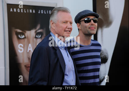 Attore Jon Voight (L) e suo figlio James Haven frequentare la premiere del film thriller 'alt', a Grauman's Chinese Theater nella sezione di Hollywood di Los Angeles il 19 luglio 2010. UPI/Jim Ruymen Foto Stock