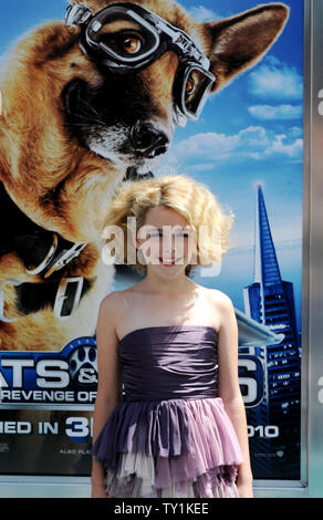 Membro del cast Kiernan Shipka assiste la premiere del motion picture commedia d'azione " Gatti e cani: La vendetta di Kitty Galore', a Grauman's Chinese Theater nella sezione di Hollywood di Los Angeles il 25 luglio 2010. UPI/Jim Ruymen Foto Stock