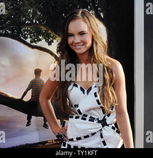 Membro del cast Madeline Carroll assiste la premiere del film drammatico commedia romantica 'Capovolto', al Arclight Glossari Affini Cupola della sezione di Hollywood di Los Angeles il 26 luglio 2010. UPI/Jim Ruymen Foto Stock