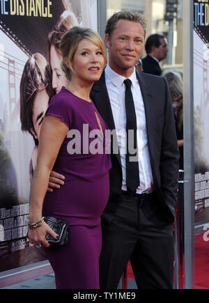 Membro del cast Christina Applegate ha e suo marito Martyn Lenoble assistere alla premiere di Motion Picture commedia romantica "andando la distanza', a Grauman's Chinese Theater nella sezione di Hollywood di Los Angeles il 23 agosto, 2010. UPI/Jim Ruymen Foto Stock