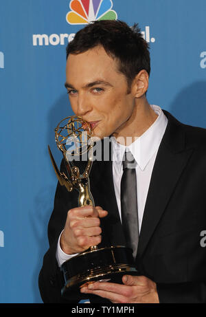 Jim Parsons tiene il suo Emmy Award per lo straordinario attore di cavo in una serie di commedia per il suo lavoro su "La teoria del Big Bang' alla sessantaduesima Primetime Emmy Awards presso il Nokia Theatre di Los Angeles il 29 agosto 2010. UPI/Lori Shepler Foto Stock