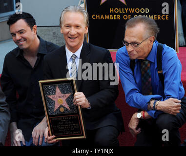 Comico e televisione ospitante Bill Maher (C) è unita da animatore Seth MacFarlane (L) e l'emittente televisiva Larry King durante una cerimonia di inaugurazione in onore di lui con la 2,417th della stella sulla Hollywood Walk of Fame a Los Angeles il 14 settembre 2010. UPI/Jim Ruymen Foto Stock