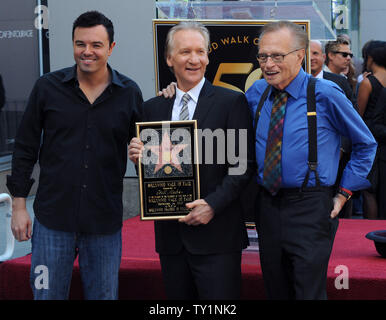 Comico e televisione ospitante Bill Maher (C) è unita da animatore Seth MacFarlane (L) e l'emittente televisiva Larry King durante una cerimonia di inaugurazione in onore di lui con la 2,417th della stella sulla Hollywood Walk of Fame a Los Angeles il 14 settembre 2010. UPI/Jim Ruymen Foto Stock