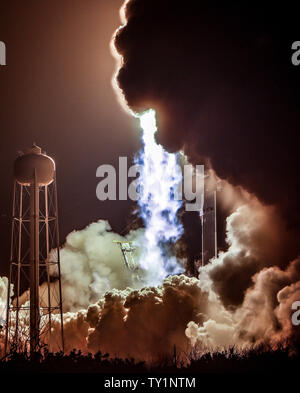 Il Kennedy Space Center in Florida, Stati Uniti d'America. Il 25 giugno, 2019. Uno spazio-X Falcon-9 Heavy solleva incluso il Deep Space orologio atomico e due strumenti da NASA Jet Propulsion Laboratory di Pasadena, California, sollevato a 2:30 a.m. EDT Martedì dalla NASA il Kennedy Space Center in Florida, come parte del Dipartimento della Difesa di spazio del programma di test-2 (STP-2) di lancio. Foto da Gene Blevins/ZumaPress Credit: Gene Blevins/ZUMA filo/Alamy Live News Foto Stock