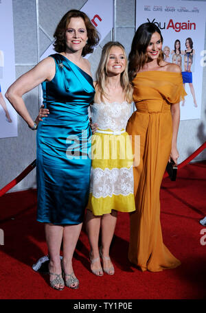 Sigourney Weaver, Kristen Bell e ODETTE Yustman (L-R), membri del cast in motion picture commedia "nuovamente l', frequentare la premiere del film al El Capitan Theater di Hollywood sezione di Los Angeles il 22 settembre 2010. UPI/Jim Ruymen Foto Stock