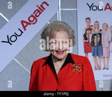 Betty White, membro del cast in motion picture commedia "nuovamente l', assiste la premiere del film al El Capitan Theater di Hollywood sezione di Los Angeles il 22 settembre 2010. UPI/Jim Ruymen Foto Stock