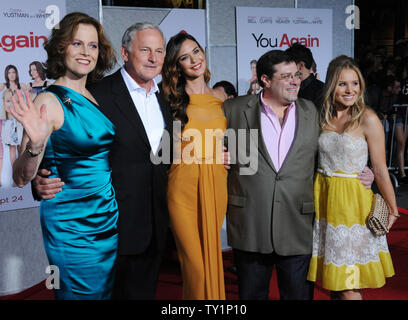 Membri del cast Sigourney Weaver, Victor Garber, ODETTE Yustman e Kristen Bell (L-R) pongono con il regista Andy Fickman (4th-L) durante la premiere del motion picture commedia "nuovamente l', al El Capitan Theater di Hollywood sezione di Los Angeles il 22 settembre 2010. UPI/Jim Ruymen Foto Stock