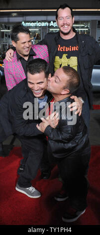 Membri del cast Steve o (L) e Jason "Wee Man' Acuna, colore di primo piano e di Ehren McGheney (R) e direttore di Jeff Tremaine, posteriore, partecipare alla premiere di Motion Picture commedia d'azione documentario "Jackass 3D' a Grauman's Chinese Theater nella sezione di Hollywood di Los Angeles il 13 ottobre 2010. UPI/Jim Ruymen Foto Stock