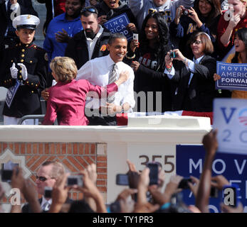 Il senatore Barbara Boxer saluta U.S. Il presidente Barack Obama a una campagna al rally di USC a Los Angeles il 22 ottobre 2010. Obama è su una quattro giorni, cinque-oscillazione dello Stato a sostenere i democratici nelle prossime elezioni. UPI/Jim Ruymen Foto Stock