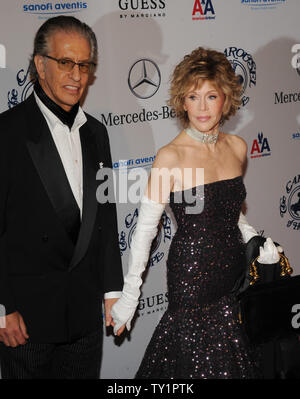 L'attrice Jane Fonda e produttore musicale Richard Perry arrivano al trentaduesimo anniversario Giostra della speranza la sfera di Beverly Hills, la California il 23 ottobre 2010. La sfera vantaggi La Barbara Davis Centro per l'infanzia il diabete. UPI/Jim Ruymen Foto Stock