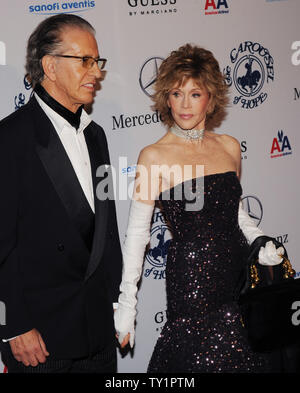 L'attrice Jane Fonda e produttore musicale Richard Perry arrivano al trentaduesimo anniversario Giostra della speranza la sfera di Beverly Hills, la California il 23 ottobre 2010. La sfera vantaggi La Barbara Davis Centro per l'infanzia il diabete. UPI/Jim Ruymen Foto Stock