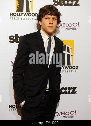 Attore Jesse Eisenberg arriva sul tappeto rosso per la XIV annuale di Hollywood Film Festival Awards presentato da Starz di intrattenimento presso il Beverly Hilton Hotel di Beverly Hills, la California il 25 ottobre 2010. Honorees includono: Sean Penn, Sylvester Stallone, Annette Bening, Robert Duval e Zach Galifanakis. UPI/Jim Ruymen Foto Stock