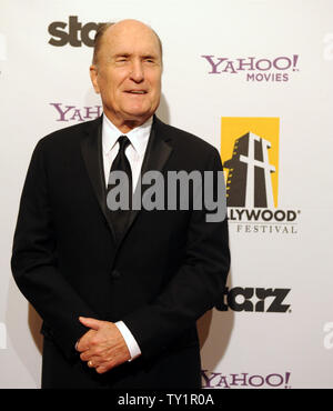 Attore Robert Duval arriva sul tappeto rosso per la XIV annuale di Hollywood Film Festival Awards presentato da Starz di intrattenimento presso il Beverly Hilton Hotel di Beverly Hills, la California il 25 ottobre 2010. Honorees includono: Sean Penn, Sylvester Stallone, Annette Bening, Robert Duval e Zach Galifanakis. UPI/Jim Ruymen Foto Stock