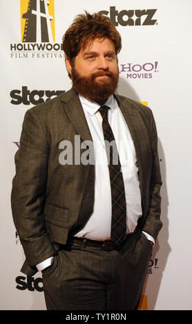 Attore Zach Galifianakis arriva sul tappeto rosso per la XIV annuale di Hollywood Film Festival Awards presentato da Starz di intrattenimento presso il Beverly Hilton Hotel di Beverly Hills, la California il 25 ottobre 2010. Honorees includono: Sean Penn, Sylvester Stallone, Annette Bening, Robert Duval e Zach Galifianakis. UPI/Jim Ruymen Foto Stock