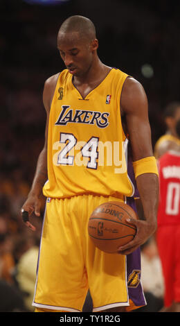 Los Angeles Lakers guardia di tiro Kobe Bryant (24) durante la partita contro Houston Rockets nella prima metà di loro NBA gioco di basket a Los Angeles il 26 ottobre 2010. I Lakers ha vinto 112 a 110. UPI/Lori Shepler Foto Stock