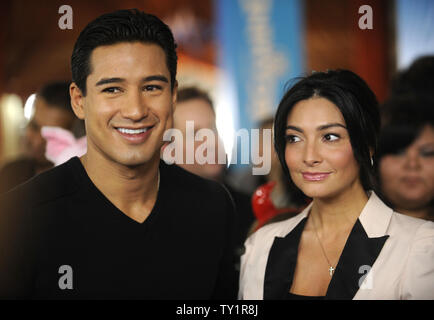 Personalità televisiva Mario Lopez (L) e valutazione frequentare la premiere della Dreamworks film animato 'Megamind' nella sezione di Hollywood di Los Angeles il 30 ottobre 2010. UPI/Fil McCarten Foto Stock