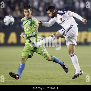 Los Angeles Galaxy centrocampista Dema Kovalenko (21) e sirene di Seattle FC defender Nathan Sturgis (12) battaglia per la sfera nella Western Conference semifinale playoff gioco al Home Depot Center di Carson, la California il 9 novembre 7, 2010. UPI/Lori Shepler. Foto Stock