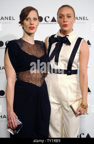 Attrici Liz Goldwyn; (L) e Chloe Sevigny arrivare al Museo di Arte Contemporanea (MOCA) gala annuale a Los Angeles il 13 novembre 2010. UPI/Jim Ruymen Foto Stock