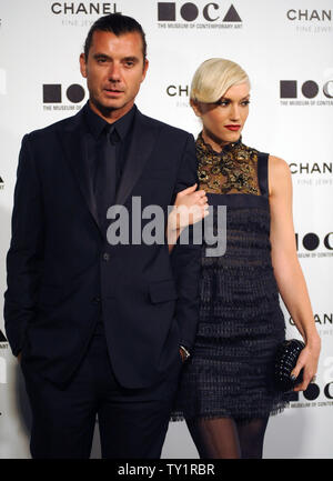 Cantante Gwen Stefani (R) e il marito, musicista Gavin Rossdale arrivare al Museo di Arte Contemporanea (MOCA) gala annuale a Los Angeles il 13 novembre 2010. UPI/Jim Ruymen Foto Stock