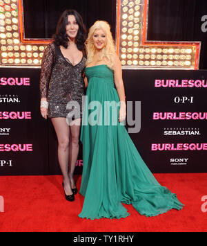 I Cast Members Cher (L) e Christina Aguilera frequentare la premiere del romantico dramma musicale motion picture 'burlesco', a Grauman's Chinese Theater nella sezione di Hollywood di Los Angeles il 15 novembre 2010. UPI/Jim Ruymen Foto Stock