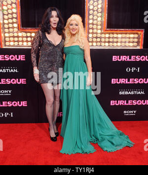 I Cast Members Cher (L) e Christina Aguilera frequentare la premiere del romantico dramma musicale motion picture 'burlesco', a Grauman's Chinese Theater nella sezione di Hollywood di Los Angeles il 15 novembre 2010. UPI/Jim Ruymen Foto Stock