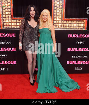 I Cast Members Cher (L) e Christina Aguilera frequentare la premiere del romantico dramma musicale motion picture 'burlesco', a Grauman's Chinese Theater nella sezione di Hollywood di Los Angeles il 15 novembre 2010. UPI/Jim Ruymen Foto Stock