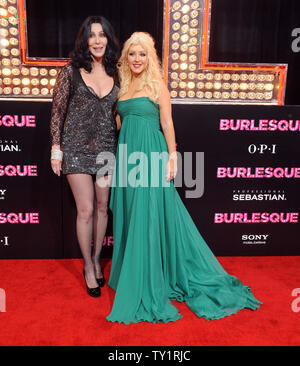 I Cast Members Cher (L) e Christina Aguilera frequentare la premiere del romantico dramma musicale motion picture 'burlesco', a Grauman's Chinese Theater nella sezione di Hollywood di Los Angeles il 15 novembre 2010. UPI/Jim Ruymen Foto Stock