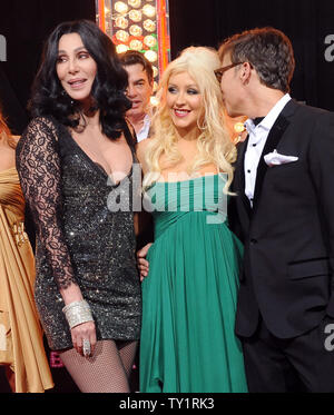 I Cast Members Cher (L) e Christina Aguilera (C) raccogliere sul tappeto rosso con lo scrittore e regista Steven Antin durante la premiere del romantico dramma musicale motion picture 'burlesco', a Grauman's Chinese Theater nella sezione di Hollywood di Los Angeles il 15 novembre 2010. UPI/Jim Ruymen Foto Stock