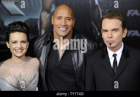 I Cast Members (L-R) Carla Gugino, Dwayne Johnson e Billy Bob Thornton frequentare la premiere del film "Più veloce" al Grauman's Chinese Theater nella sezione di Hollywood di Los Angeles il 22 novembre 2010. UPI/Fil McCarten Foto Stock