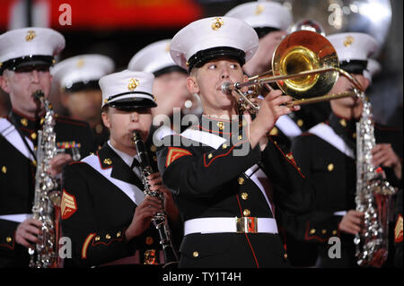 La Marina degli Stati Uniti Corp marching band esegue durante la Hollywood parata natalizia di Hollywood sezione di Los Angeles il 28 novembre 2010. UPI/Fil McCarten Foto Stock