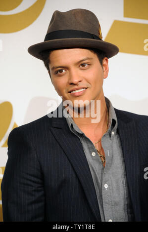 Il cantautore Bruno Marte appare dietro le quinte durante la nomination ai GRAMMY® concerto dal vivo - Conto alla rovescia per la musica del più grande evento notturno presso il Club Nokia a Los Angeles il 1 dicembre 2010. La 53rd Annual Grammy Awards sarà presentato il 13 febbraio 2011 a Los Angeles. UPI/Jim Ruymen Foto Stock