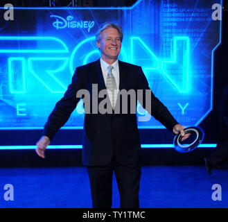 Bruce Boxleitner, un membro del cast in motion picture sci-fi thriller 'Tron Legacy:', assiste la premiere mondiale del film a El Capitan Theater di Hollywood sezione di Los Angeles il 11 dicembre 2010. UPI/Jim Ruymen Foto Stock