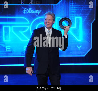 Bruce Boxleitner, un membro del cast in motion picture sci-fi thriller 'Tron Legacy:', assiste la premiere mondiale del film a El Capitan Theater di Hollywood sezione di Los Angeles il 11 dicembre 2010. UPI/Jim Ruymen Foto Stock