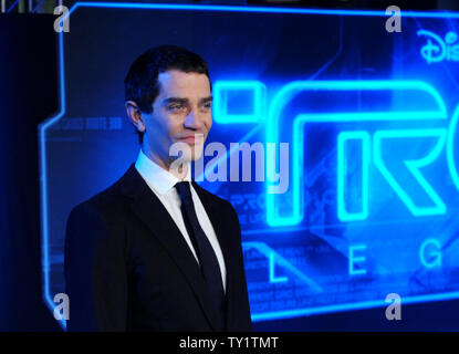 James Frain, un membro del cast in motion picture sci-fi thriller 'Tron Legacy:', assiste la premiere mondiale del film a El Capitan Theater di Hollywood sezione di Los Angeles il 11 dicembre 2010. UPI/Jim Ruymen Foto Stock