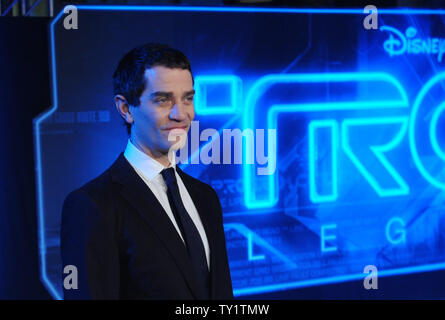 James Frain, un membro del cast in motion picture sci-fi thriller 'Tron Legacy:', assiste la premiere mondiale del film a El Capitan Theater di Hollywood sezione di Los Angeles il 11 dicembre 2010. UPI/Jim Ruymen Foto Stock