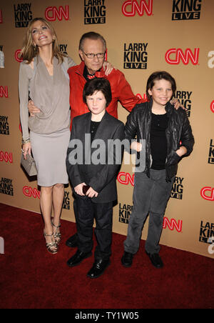 Larry King (2 L) con la moglie Shawn Southwick e figli possibilità e Cannon assistere ad un partito per la sua ultima trasmissione quotidiana sulla CNN presso il ristorante Spago in Beverly Hills, la California il 16 dicembre 2010. UPI/Fil McCarten Foto Stock