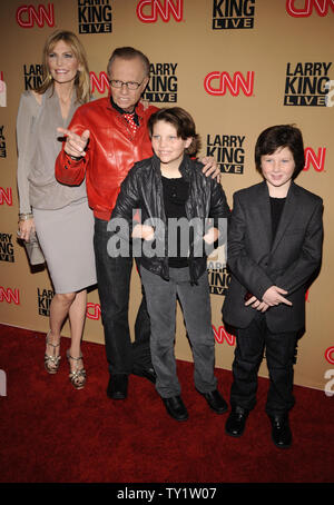 Larry King (2 L) con la moglie Shawn Southwick e figli possibilità e Cannon assistere ad un partito per la sua ultima trasmissione quotidiana sulla CNN presso il ristorante Spago in Beverly Hills, la California il 16 dicembre 2010. UPI/Fil McCarten Foto Stock