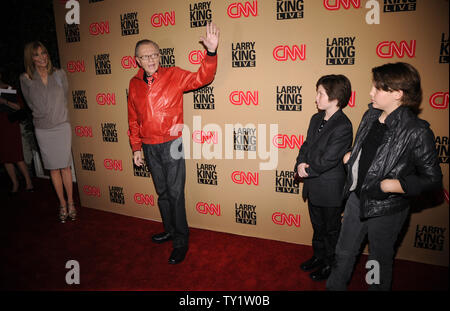 Larry King (2 L) con la moglie Shawn Southwick e figli possibilità e Cannon assistere ad un partito per la sua ultima trasmissione quotidiana sulla CNN presso il ristorante Spago in Beverly Hills, la California il 16 dicembre 2010. UPI/Fil McCarten Foto Stock