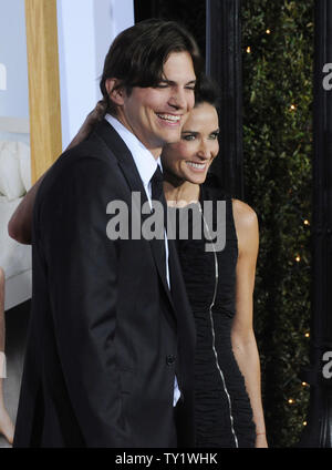 Attore Ashton Kutcher, un membro del cast in motion picture commedia romantica "No Strings Attached' e sua moglie, attrice Demi Moore frequentare la premiere del film al Regency Village Theater di Westwood sezione di Los Angeles il 11 gennaio 2011. UPI/Jim Ruymen Foto Stock