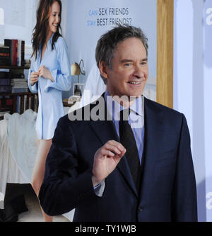 Attore Kevin Kline, un membro del cast in motion picture commedia romantica "No Strings Attached', assiste la premiere del film al Regency Village Theater di Westwood sezione di Los Angeles il 11 gennaio 2011. UPI/Jim Ruymen Foto Stock