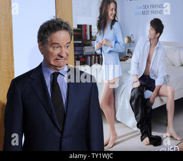 Attore Kevin Kline, un membro del cast in motion picture commedia romantica "No Strings Attached', assiste la premiere del film al Regency Village Theater di Westwood sezione di Los Angeles il 11 gennaio 2011. UPI/Jim Ruymen Foto Stock