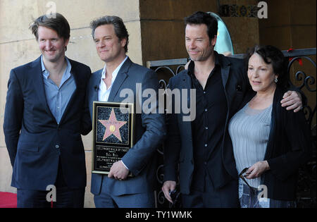 Il direttore e il cast di 'Discorso del Re", (L) Direttore Tom Hooper, attori Colin Firth, Guy Pearce e Claire Bloom pongono durante l inaugurazione di attore britannico di Firth stella sulla Hollywood Walk of Fame a Los Angeles il 13 gennaio 2011. UPI/Jim Ruymen Foto Stock