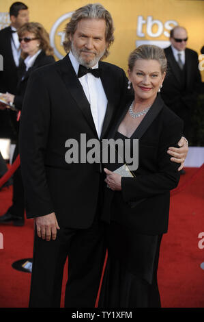 Jeff Bridges (L) e la moglie Susan arrivano al XVII annuale di Screen Actors Guild Awards tenutosi presso lo Shrine Auditorium di Los Angeles il 30 gennaio 2011. UPI/Fil McCarten Foto Stock