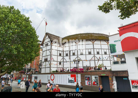 Il popolare ripristinato il Globe Theatre di Shakespeare sulla riva sud del fiume Tamigi Embankment, Southwark, Londra SE1 e turisti Foto Stock